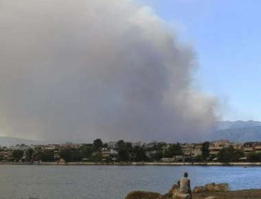 Λόγω της πυρκαγιάς έκλεισε η κυκλοφορία από και προς Βόρεια Εύβοια